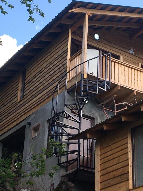 Balkón nebo terasa v ubytování MESTIA COTTAGE TiME