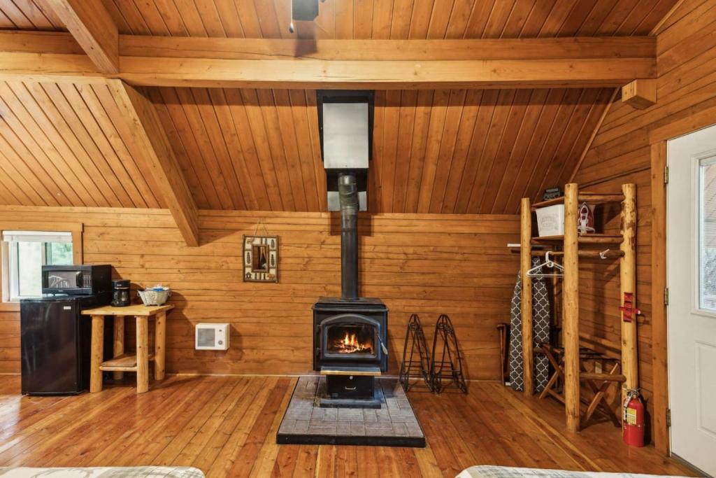 Fotografie z fotogalerie ubytování Lost Horse Lodge Double Queen Cabin 20 v destinaci Darby