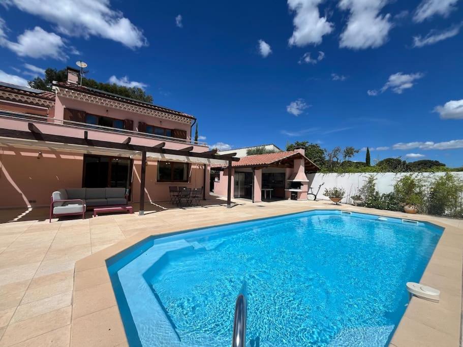 une piscine devant une maison dans l'établissement Magnifique appt T2 avec Piscine, à Saint-Cyr-sur-Mer
