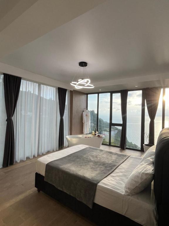 Postel nebo postele na pokoji v ubytování Modern Villa Kvariati With Panoramic Sea View