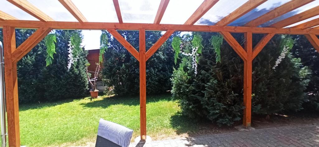 Ogród w obiekcie Klimatizált, medencés, jakuzzis nyaraló a Balatonnál!