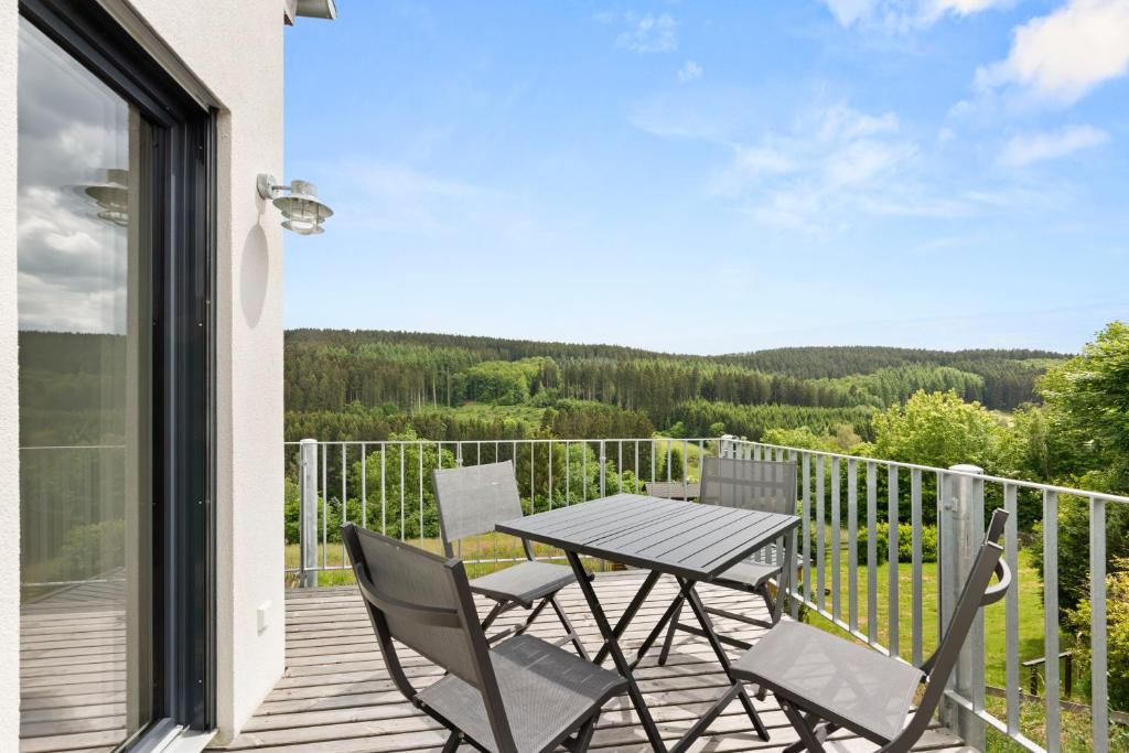 Ein Balkon oder eine Terrasse in der Unterkunft Neubau! Ökologischer Wellnessurlaub in der Eifel