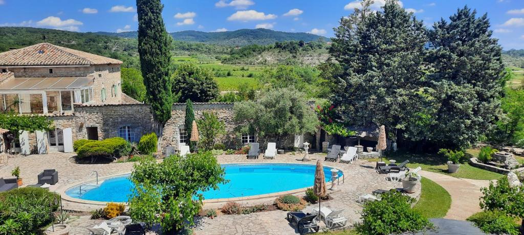 une image d'une villa avec piscine dans l'établissement mas de la berlusiere, à Saint-André-de-Cruzières
