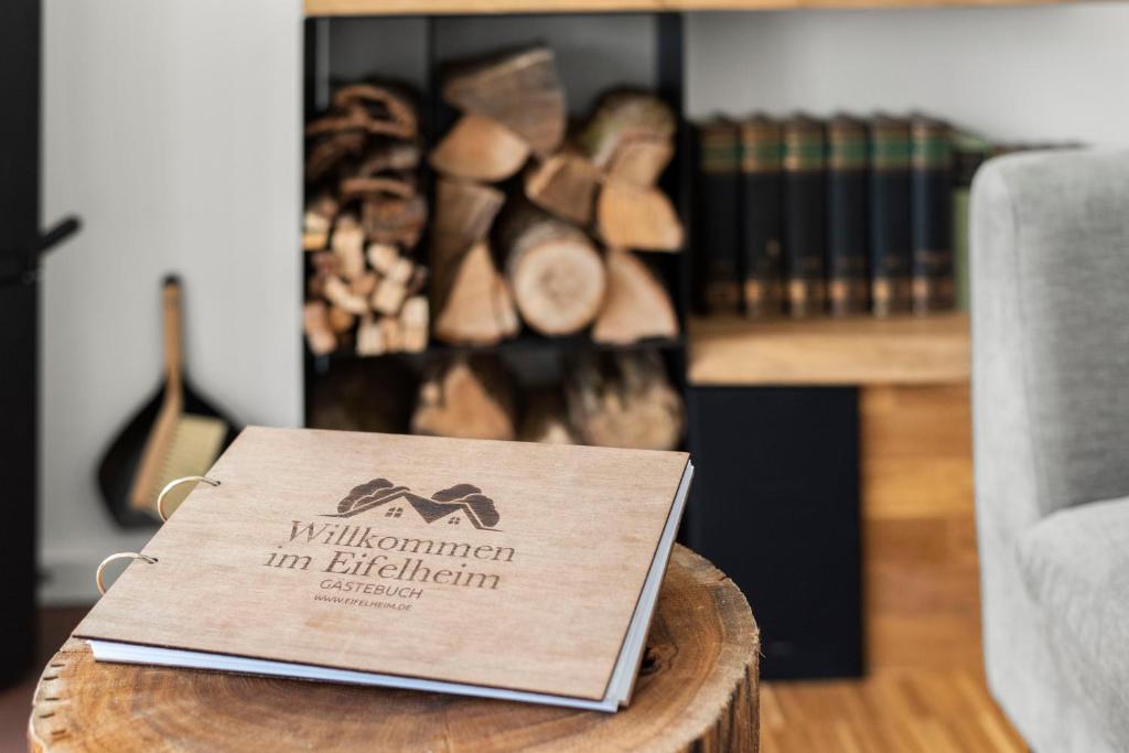 Ein Sitzbereich in der Unterkunft Neubau! Ökologischer Wellnessurlaub in der Eifel