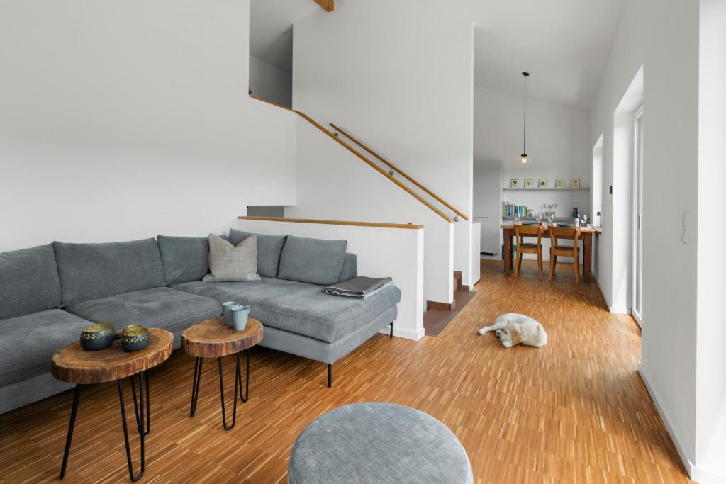 Ein Sitzbereich in der Unterkunft Neubau! Ökologischer Wellnessurlaub in der Eifel
