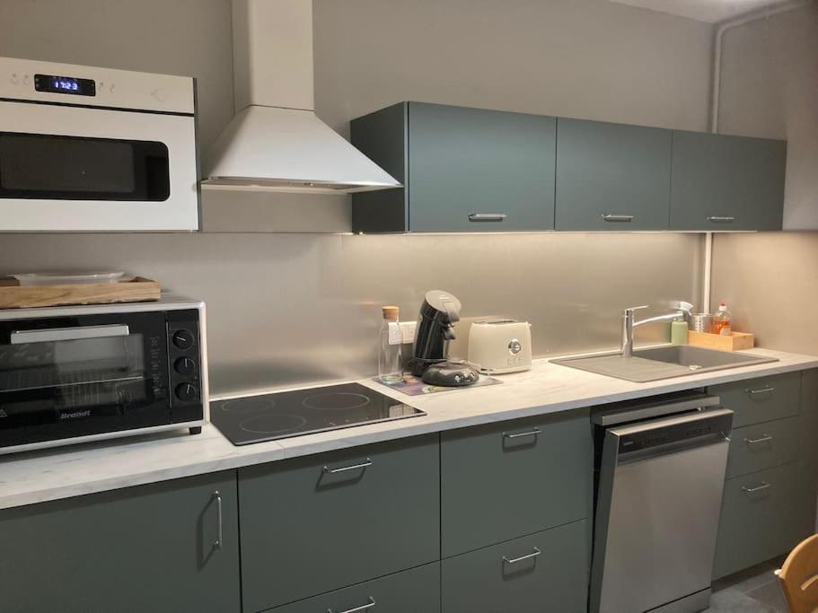 La cuisine est équipée d'un four micro-ondes et d'un évier. dans l'établissement Secteur Hôpital Universités et centre sportif, à Saint-André-les-Vergers