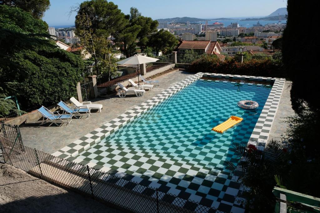 a swimming pool with a checkerboardkeredkered sidx sidx sidx sidx at Mas Sainte Marie in Toulon