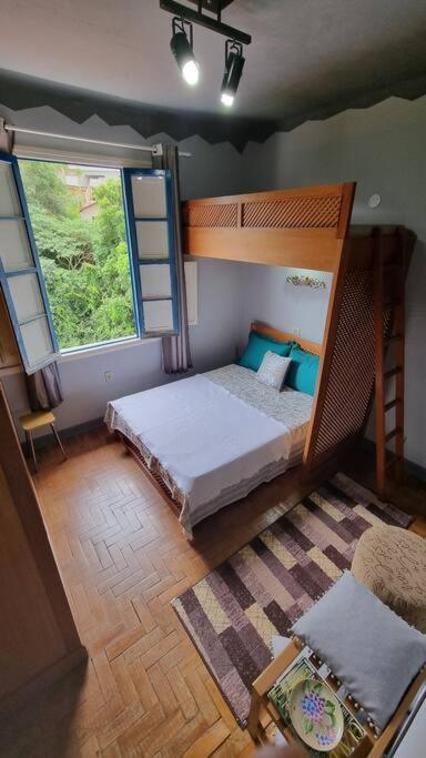 Ένα ή περισσότερα κρεβάτια σε δωμάτιο στο Loft charmoso com área de lazer