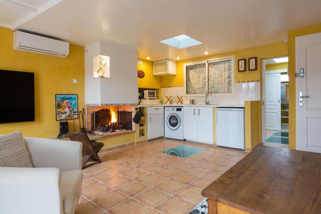 une cuisine aux murs jaunes et un salon dans l'établissement Guesthouse Eco Hostel La Girelle Calanques, à Marseille