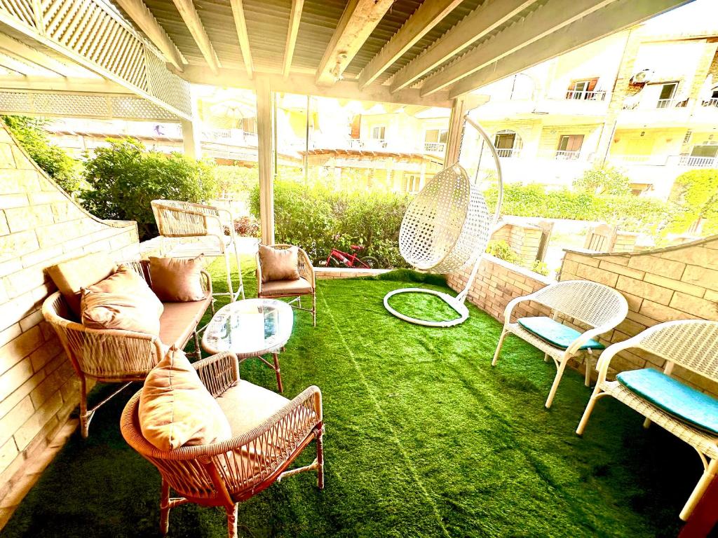 Posezení v ubytování Duplex Luxury 3 Rooms Villa El Karma Sidi Abdelrahman Families ONLY