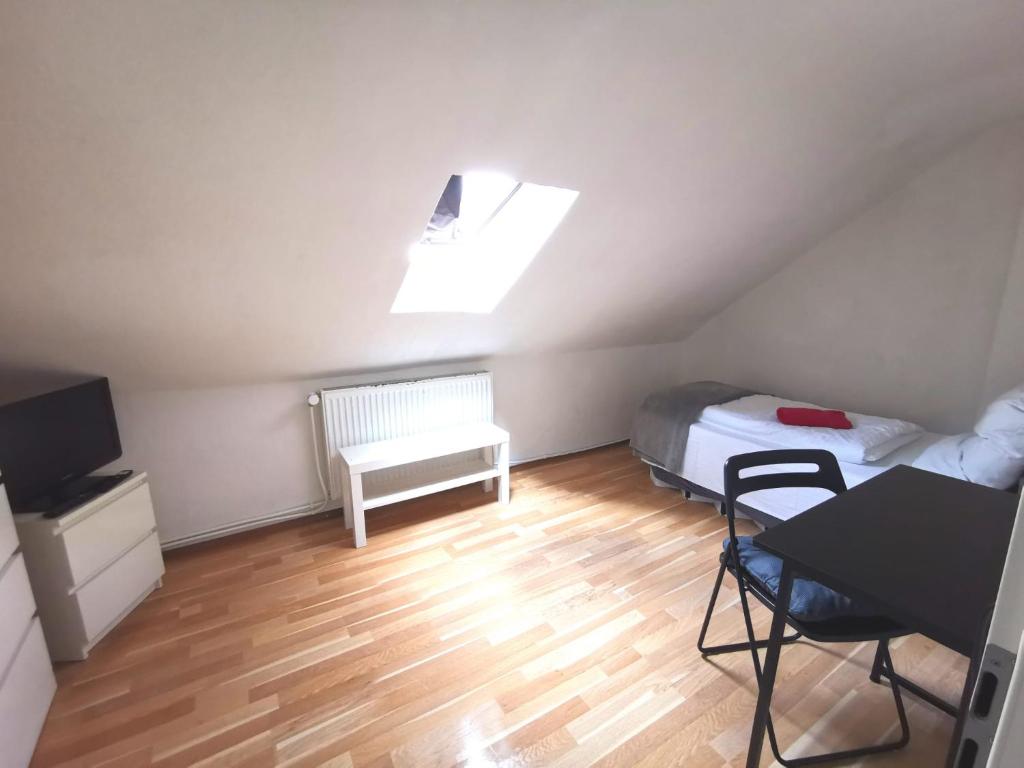 TV a/nebo společenská místnost v ubytování Privat Zimmer in Zwei-Zimmer-Wohnung als 2er WG