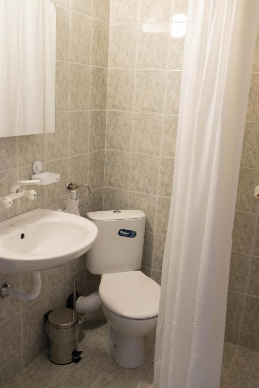 A bathroom at Lovely 1BD Flat near the Sea Garden by Flat Mаnаger
