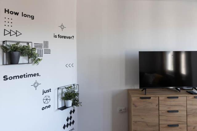A television and/or entertainment centre at Lovely 1BD Flat near the Sea Garden by Flat Mаnаger