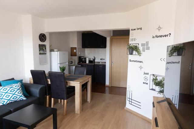 A television and/or entertainment centre at Lovely 1BD Flat near the Sea Garden by Flat Mаnаger