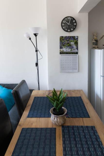 A seating area at Lovely 1BD Flat near the Sea Garden by Flat Mаnаger