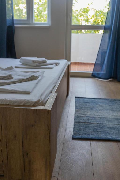 A bed or beds in a room at Lovely 1BD Flat near the Sea Garden by Flat Mаnаger