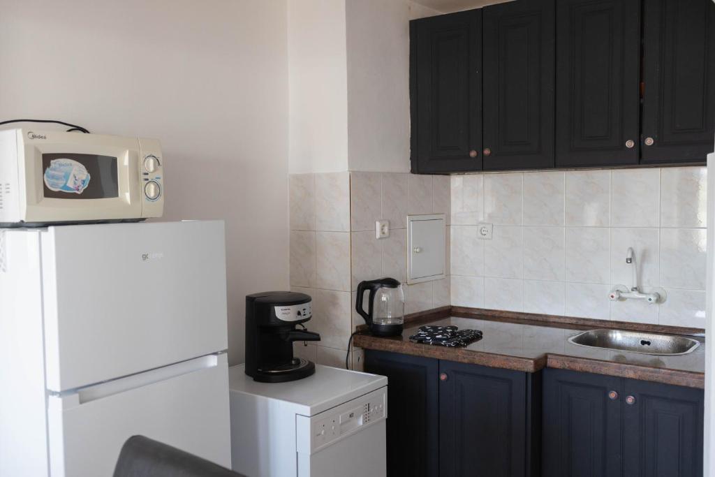 A kitchen or kitchenette at Lovely 1BD Flat near the Sea Garden by Flat Mаnаger
