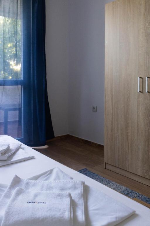 A bed or beds in a room at Lovely 1BD Flat near the Sea Garden by Flat Mаnаger
