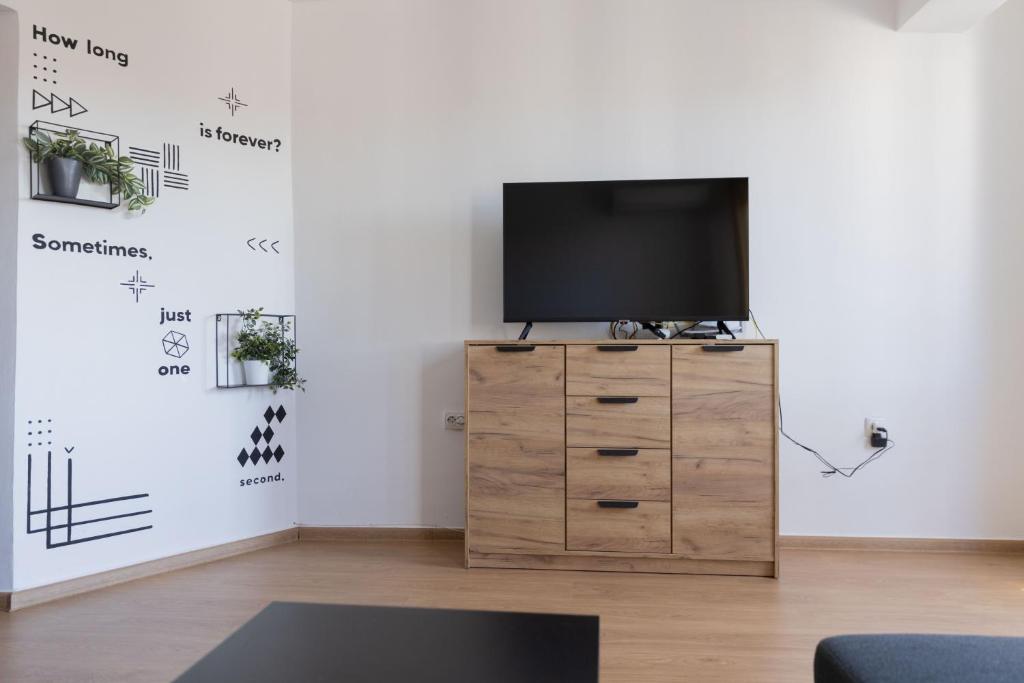 A television and/or entertainment centre at Lovely 1BD Flat near the Sea Garden by Flat Mаnаger