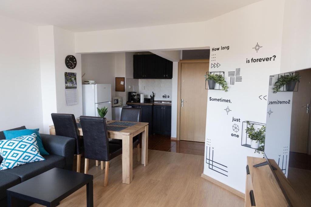 A kitchen or kitchenette at Lovely 1BD Flat near the Sea Garden by Flat Mаnаger