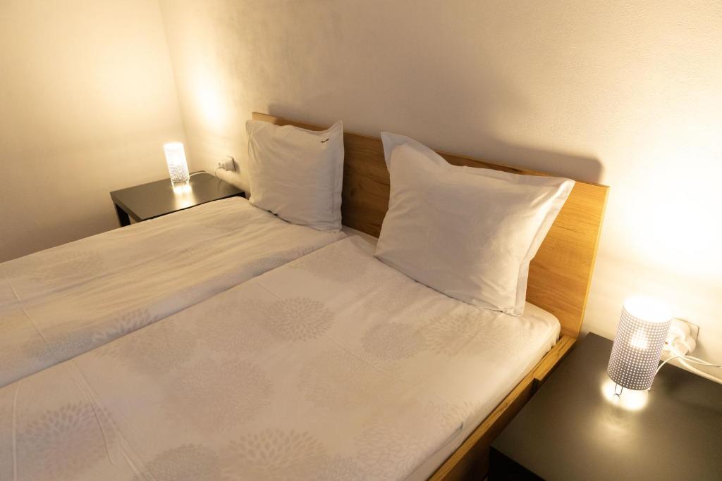 A bed or beds in a room at Lovely 1BD Flat near the Sea Garden by Flat Mаnаger