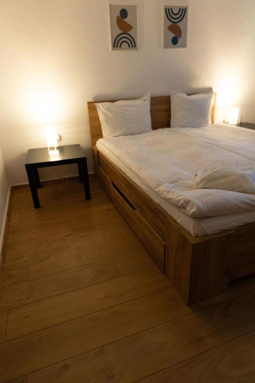 A bed or beds in a room at Lovely 1BD Flat near the Sea Garden by Flat Mаnаger