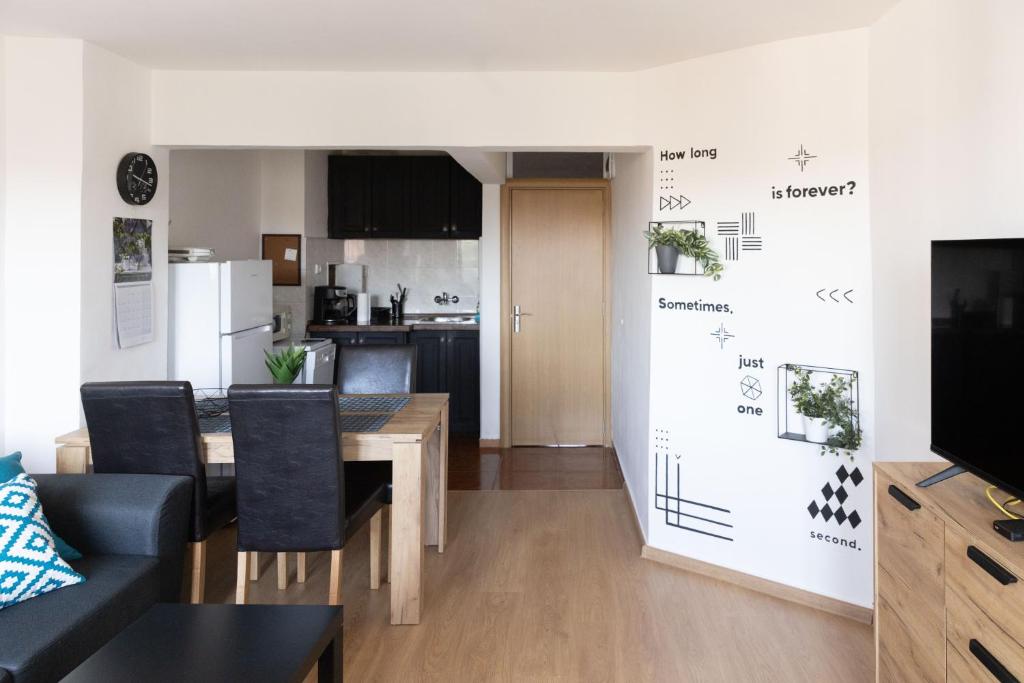 A kitchen or kitchenette at Lovely 1BD Flat near the Sea Garden by Flat Mаnаger
