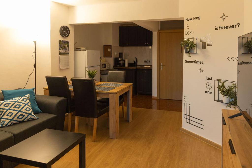 A kitchen or kitchenette at Lovely 1BD Flat near the Sea Garden by Flat Mаnаger