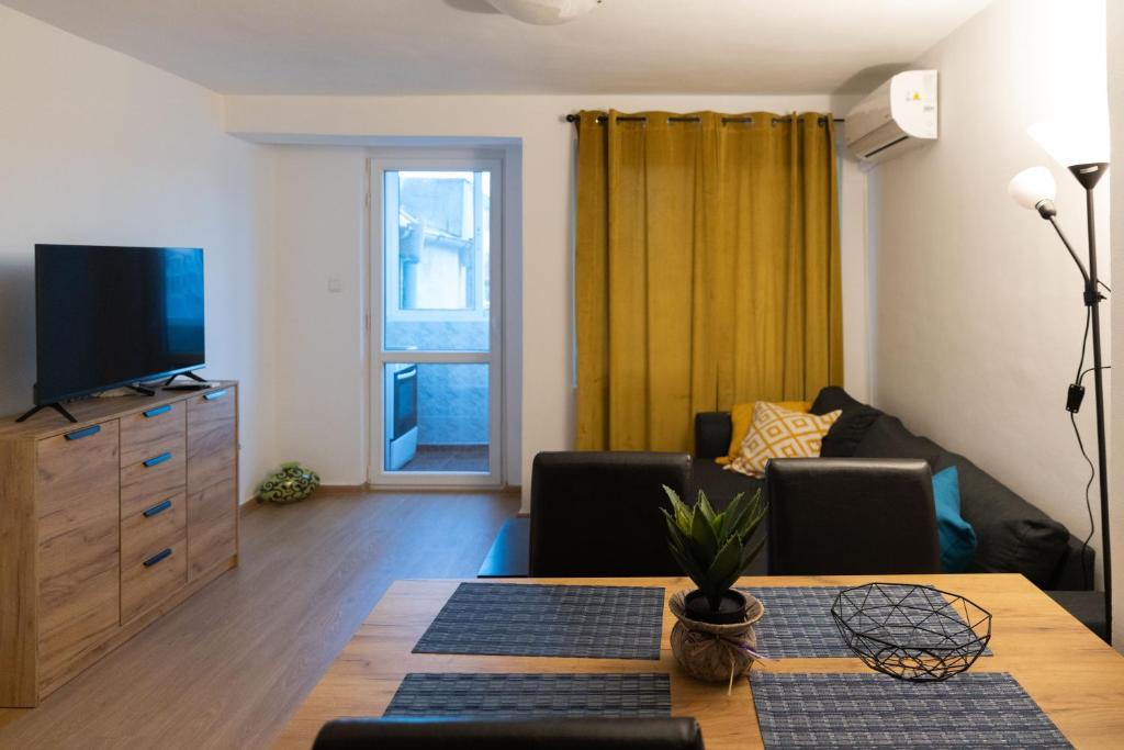 A television and/or entertainment centre at Lovely 1BD Flat near the Sea Garden by Flat Mаnаger