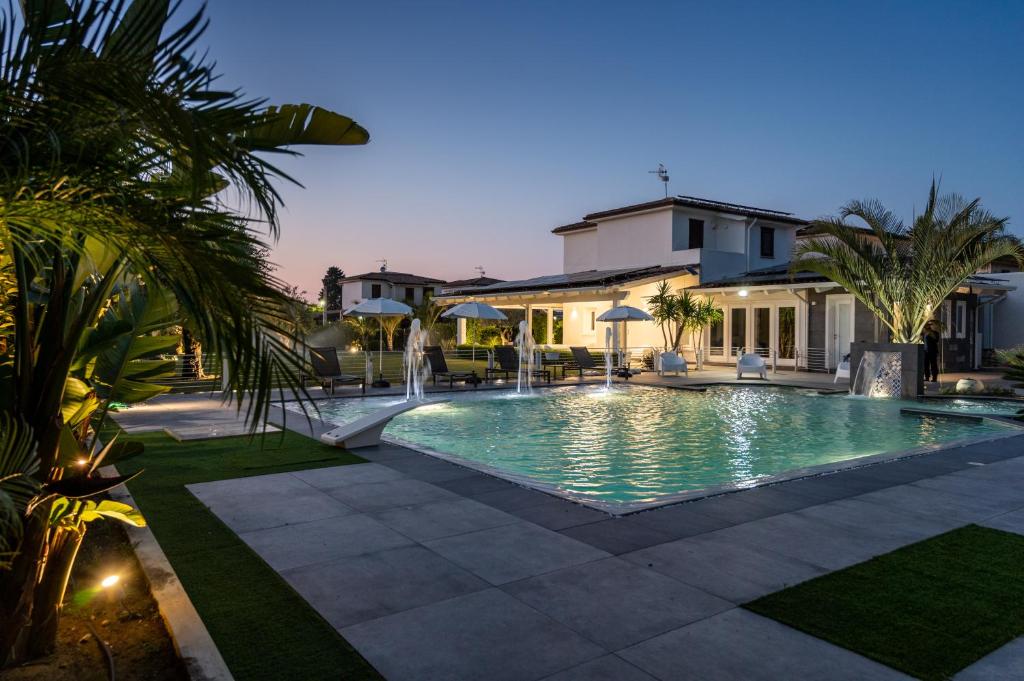 a swimming pool in front of a house at Villa Solià - Villa indipendente con Piscina e Giardino in Campofelice di Roccella