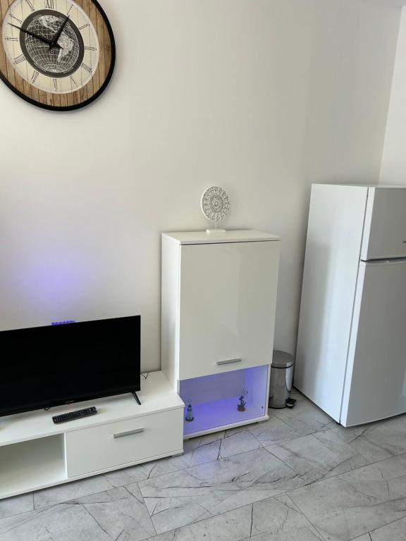 TV a/nebo společenská místnost v ubytování Studio Dream Мечта