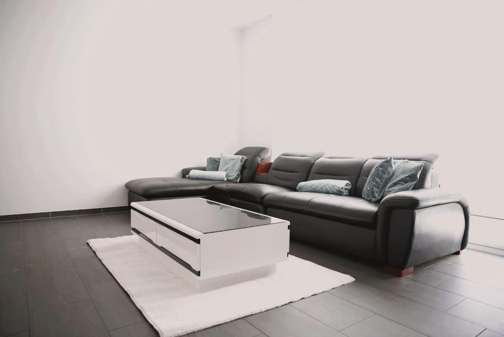 Zona d'estar a Modern & Bright 1BR Flat