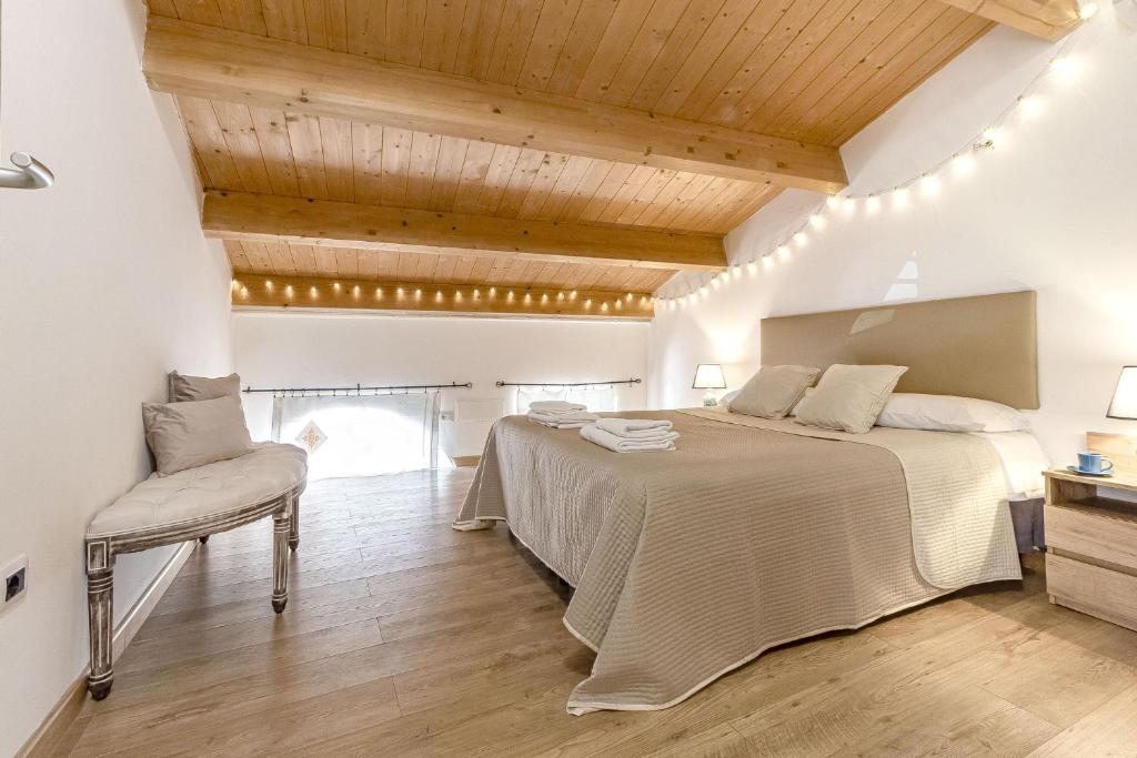 Postel nebo postele na pokoji v ubytování Santa Chiara Apartment - Self Check-in H24 - Wi-Fi veloce - Vicino al centro