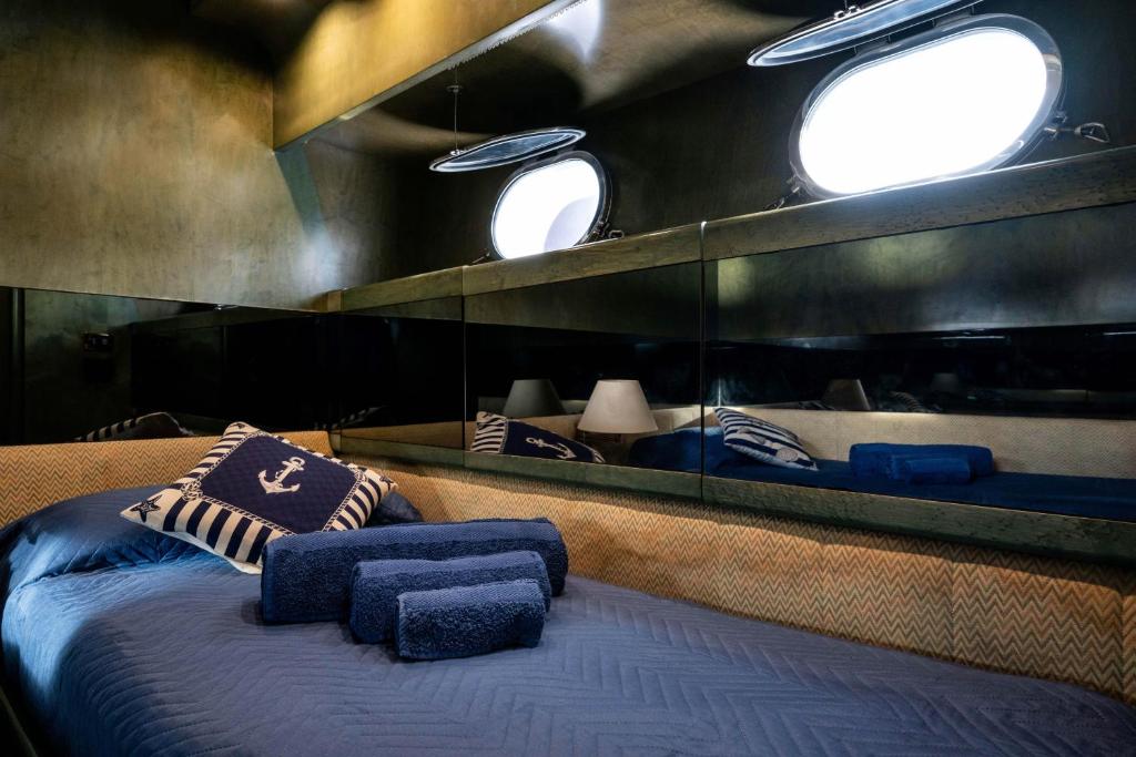 Postel nebo postele na pokoji v ubytování Yacht San Lorenzo 22