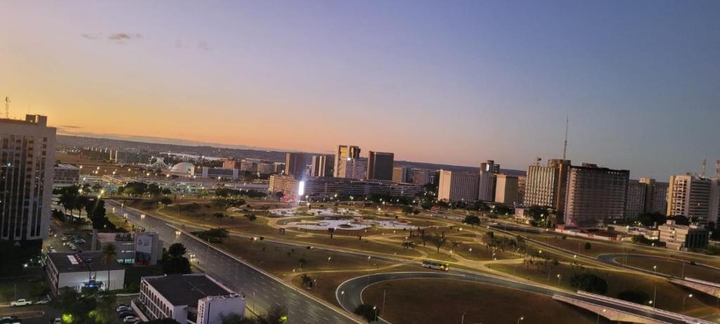 a view of a city with buildings and a highway at Charmoso Duplex ao Lado da Torre de TV Brasília in Torto