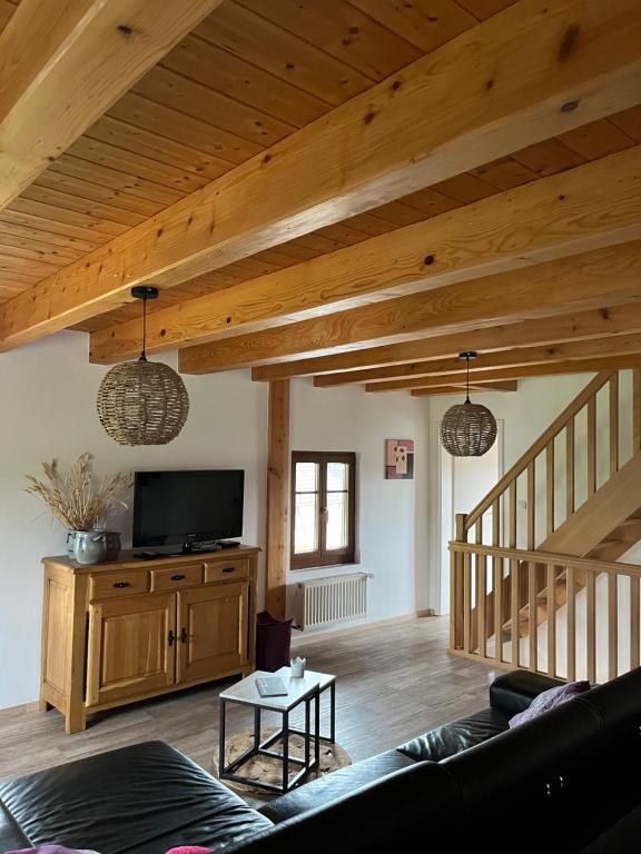 TV a/nebo společenská místnost v ubytování Ancienne ferme de Charles