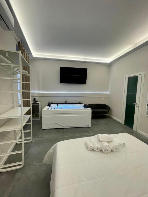 Postel nebo postele na pokoji v ubytování Le Cisterne Guest house Suite&Rooms