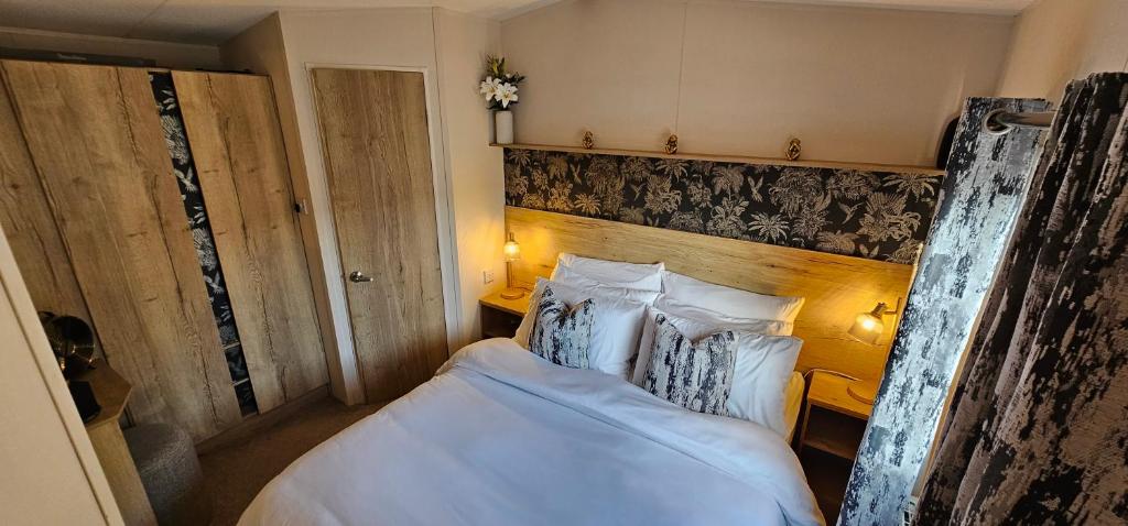 Katil atau katil-katil dalam bilik di Tattershall lakes breaks Swan view