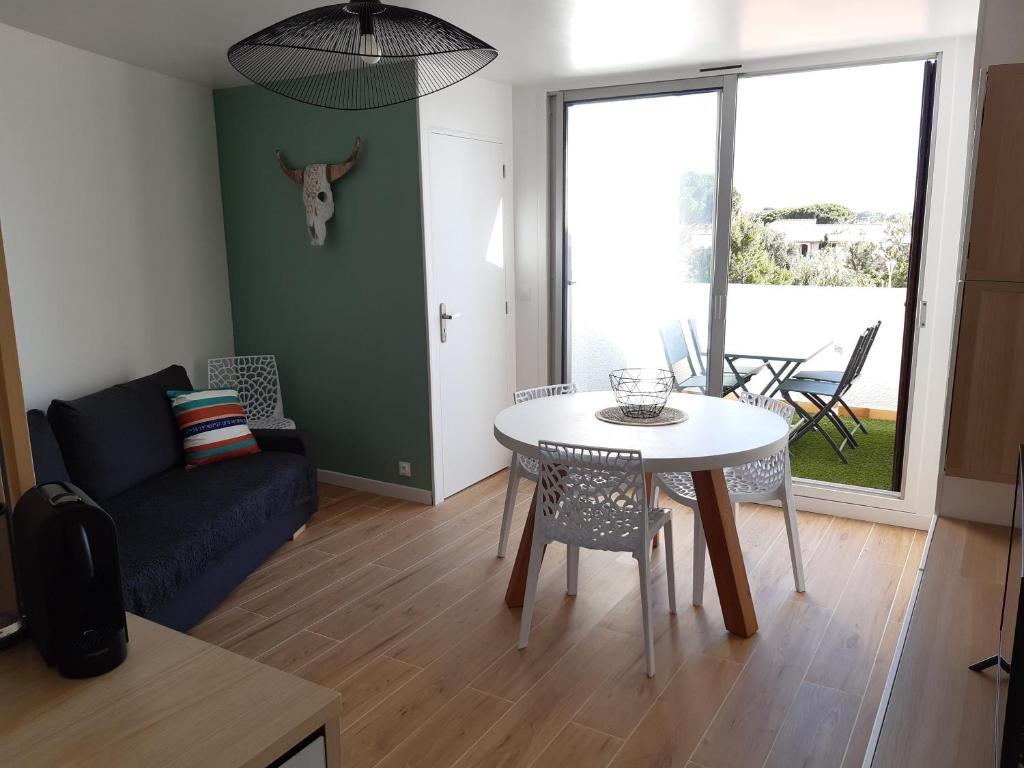 Posezení v ubytování Appt 3 pièces climatisé avec terrasse - draps et serviettes non fournis