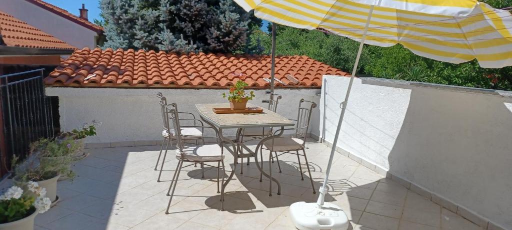 Photo de la galerie de l'établissement Studio Apartman Blue Sky, à Senj