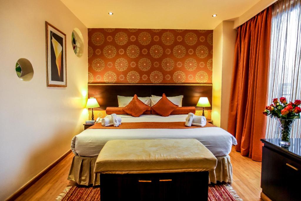 Postel nebo postele na pokoji v ubytování The Monarch Hotel