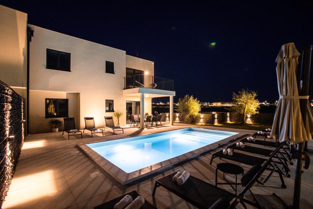 Bazén v ubytování BRAND NEW! Villa Adriatic Bay1 with a private pool nebo v jeho okolí