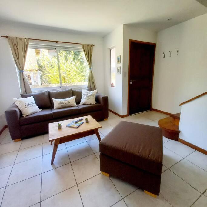 Una sala de estar con un sofá y una mesa de café. en Amplia Casa luminosa a estrenar, Excelente ubicación, en San Carlos de Bariloche