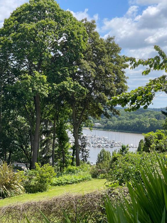 - une vue sur un lac avec des bateaux dans l'eau dans l'établissement Maison vue Rance, à Saint-Samson-sur-Rance