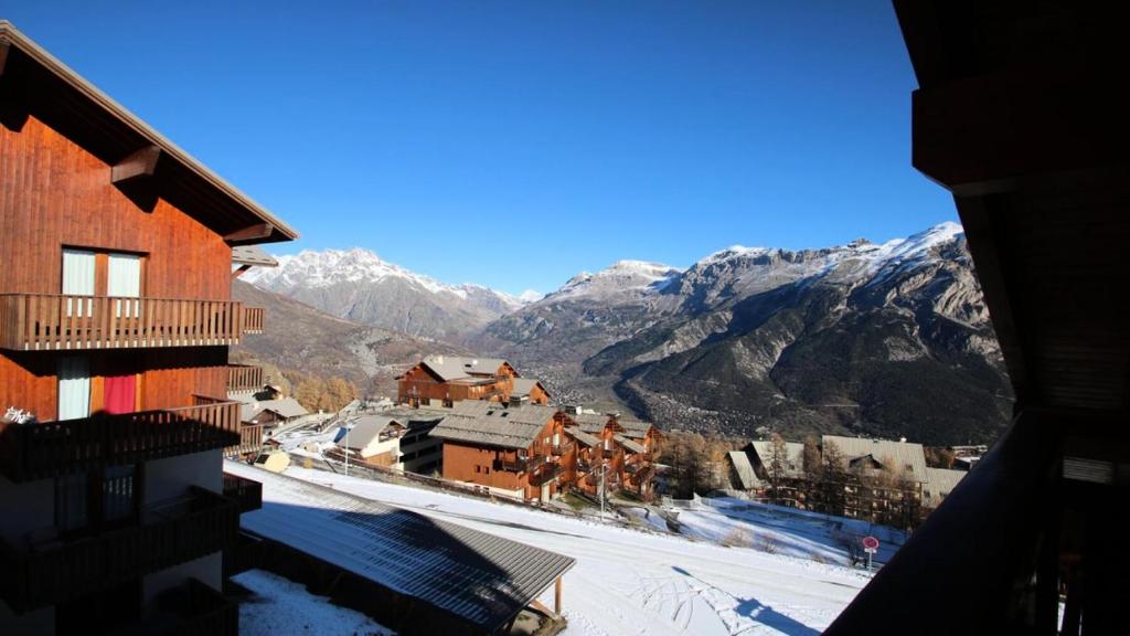 - une vue sur une ville avec des montagnes enneigées dans l'établissement Résidence Dame Blanche - DBA419 - APPT 1 CHAMBRE - BALCON - 4 PERSONNES - Secteur 1800 MAE-3361, à Narreyroux