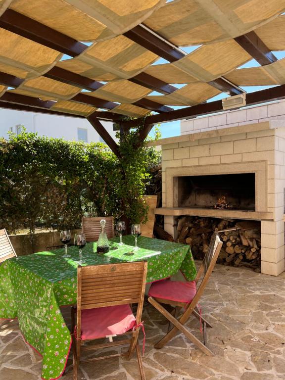 Patio alebo iná vonkajšia časť ubytovania Apartment Marija 2 near Split
