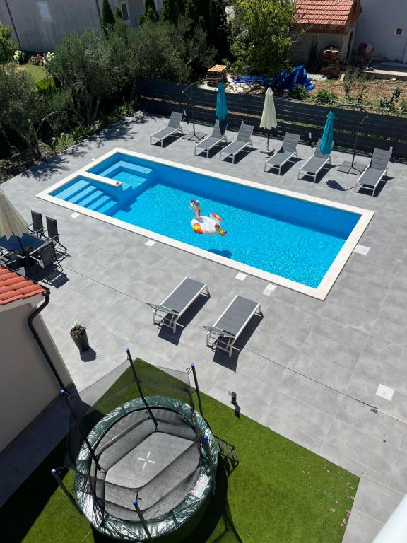 Bazén v ubytovaní Apartment Marija 2 near Split alebo v jeho blízkosti