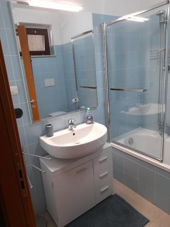 Koupelna v ubytování Relax Preserasca-Modern Apartment-BORGO MERCATO-MONCALIERI