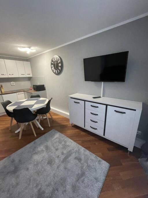 TV a/nebo společenská místnost v ubytování Moderne Wohnung in St Englmar