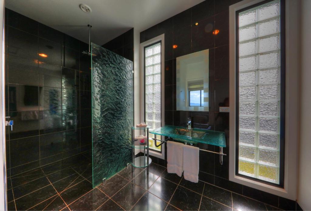 a bathroom with a green sink and a shower at Horizon Deluxe Apartments in Stanley